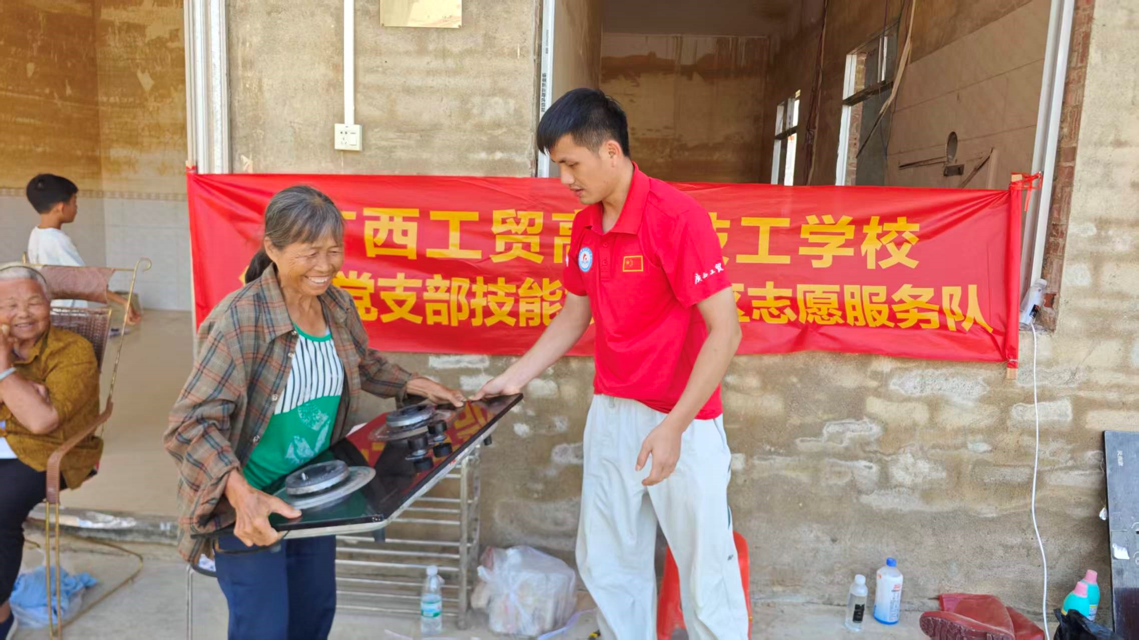 以技能助复产 用匠心暖民心——广西工贸高级技工学校志愿服务队赴横州六蓝村开展灾后家电维修纪实