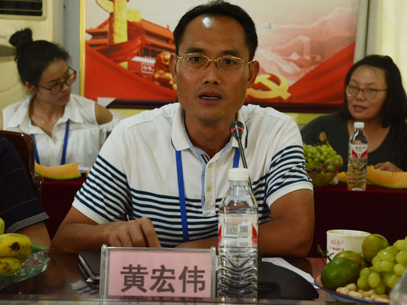 党总支书记、副校长黄宏伟向广大教师致以节日问候，并发表讲话