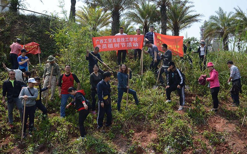 我校党总支开展春季义务植树活动