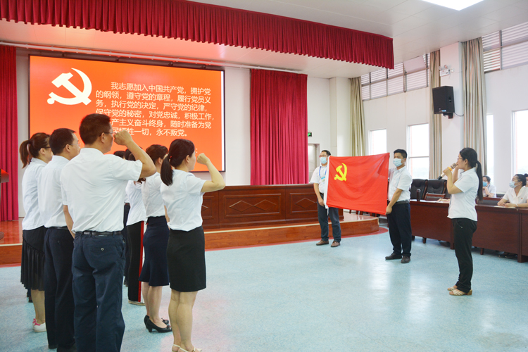 预备党员齐宣誓，组织再添新成员——我校党总支为新发展的10名预备党员举行入党宣誓活动