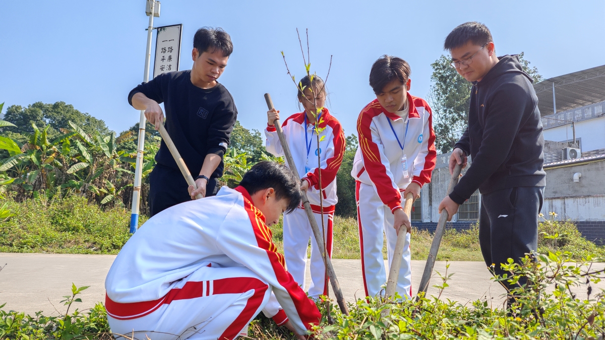 筑梦雷锋月  植树我先行 ——我校开展“暖春三月学雷锋 植树添绿在行动”活动