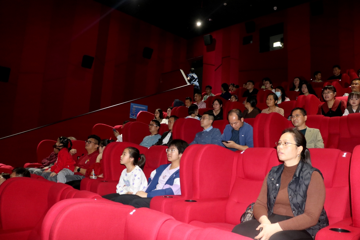 广西工贸高级技工学校组织党员教师观看 爱国主义题材纪录电影——《单声》